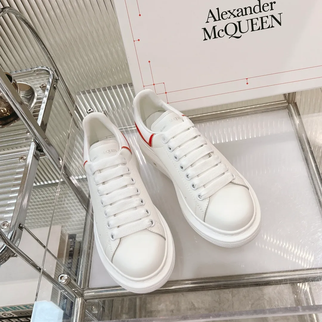 👟👟Ex-factory price 440👟👟 Men's size +10 (high version + 60 men's size plus 10) The latest addition to the counter is the top high-end version of Alexander McQueen·Alexander McQueen 2023 new wide sports shoes, white shoes and casual shoes👟New colors! The rear tail is really unique and pretty, I love it at first sight! 😍Top version! 👍🏻I won’t introduce too much about the style of this shoe. It will never go out of style year after year in spring, summer, autumn and winter. It is a super versatile style and has always been in hot demand. 🔸Upper: original custom-made latest silk cowhide 🔸Inner lining: cowhide foot pads + top-grade highly breathable mesh ��Outsole: the latest original open mold one-to-one precision mold PU vacuum outsole 🔸Female model 34-41 (customized at 34.40.41) 🔸Men's model 38-45 (customized at 38 45)